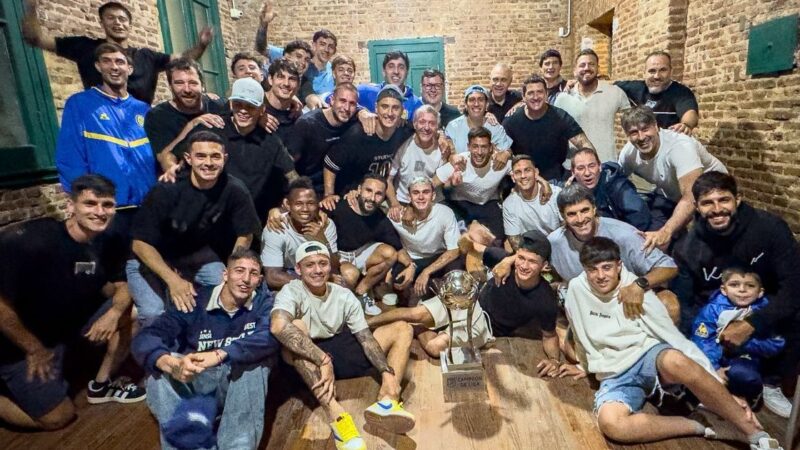 «Que la cuenten como quieran»: Rosario Central festejó su polémico título de campeón levantando el trofeo como Messi en Qatar