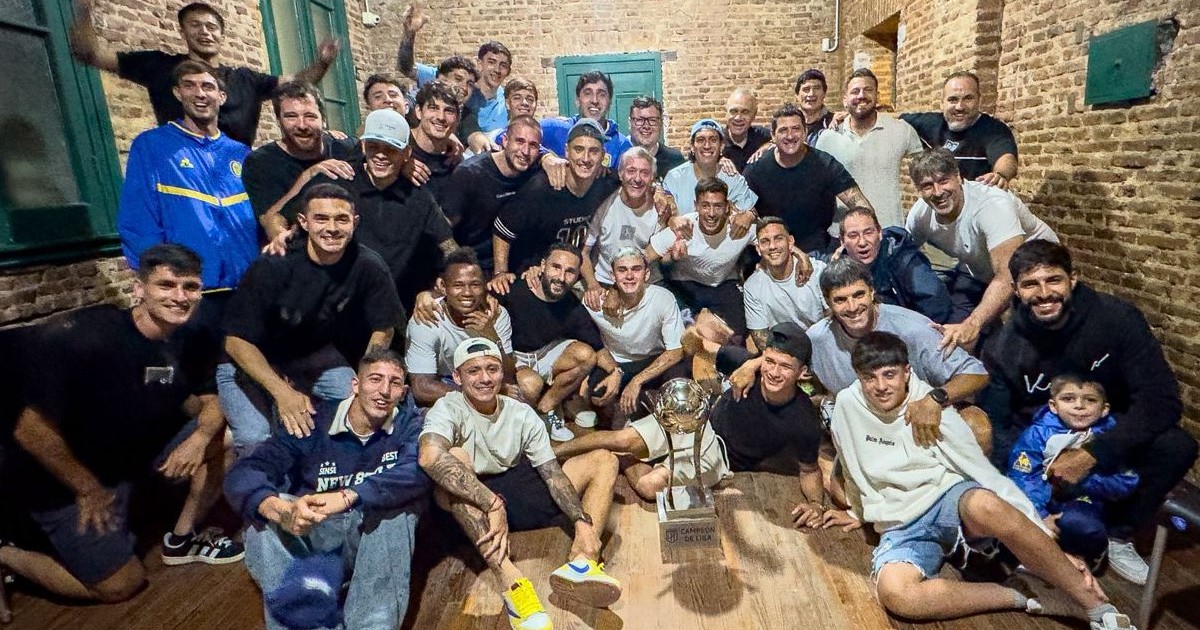 «Que la cuenten como quieran»: Rosario Central festejó su polémico título de campeón levantando el trofeo como Messi en Qatar